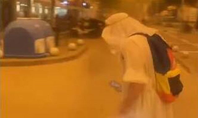 Η Καλαμάτα έγινε... Σαχάρα: Νεαρός κυκλοφορούσε με κελεμπία λόγω της αφρικανικής σκόνης