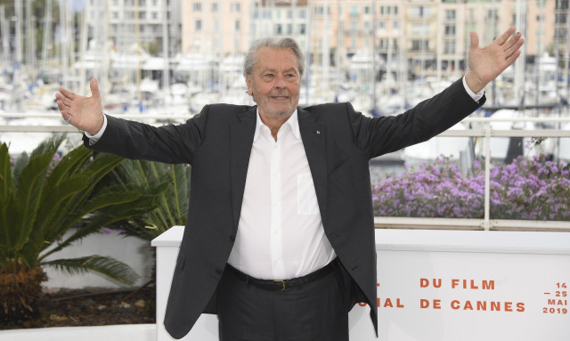 Αλέν Ντελόν: Ποζάρει στον φωτογραφικό φακό της κόρης του - «Ο δικός μου αθάνατος»