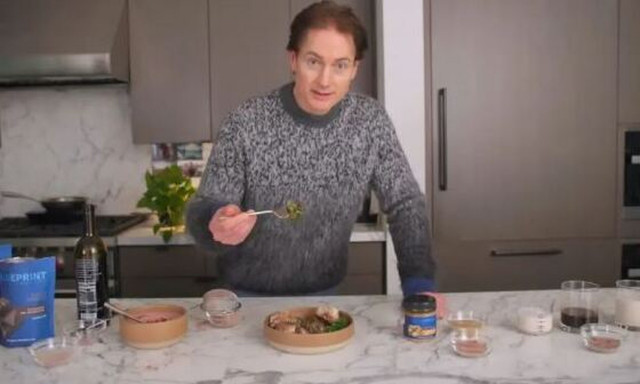 Μπράιαν Τζόνσον: Η μυστική τροφή που «νικάει τον θάνατο» -Συμβουλές από τον γκουρού της αντιγήρανσης