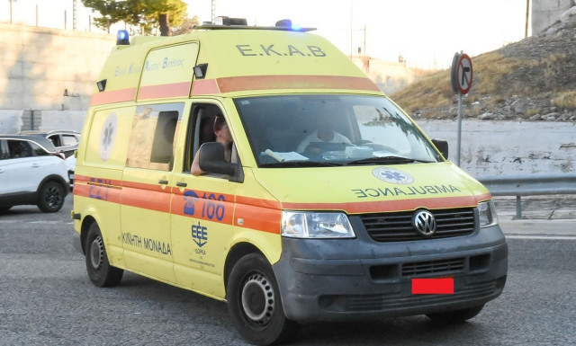 Τραγωδία στη Θεσσαλονίκη: Όχημα «καρφώθηκε» σε  φανάρι – Νεκρός ο οδηγός