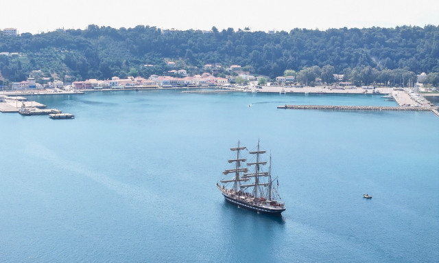 Πειραιάς: Κατέπλευσε το γαλλικό ιστιοφόρο «Belem» που θα μεταφέρει τη Φλόγα των Ολυμπιακών Αγώνων