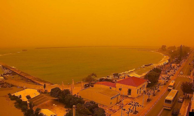 «Κρύφτηκε» η Καλαμάτα από τη σκόνη – Αποπνικτική η ατμόσφαιρα στη Μεσσηνία