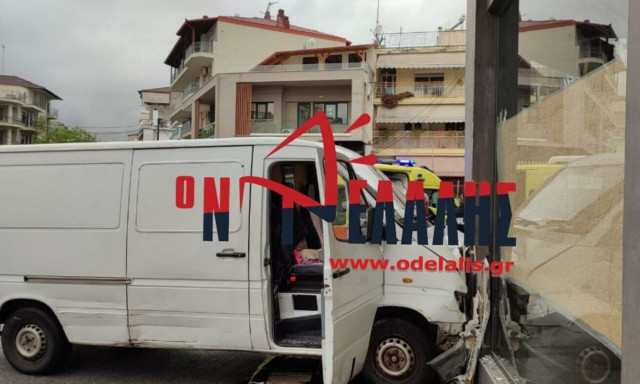 Κατερίνη: Τρελή πορεία βαν -  Έπεσε πάνω σε τζαμαρία καταστήματος