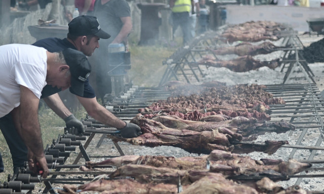 Πάσχα 2024: «Γονατίζουν» τα νοικοκυριά – Πού θα φτάσει φέτος η τιμή στο αρνί και το κατσίκι
