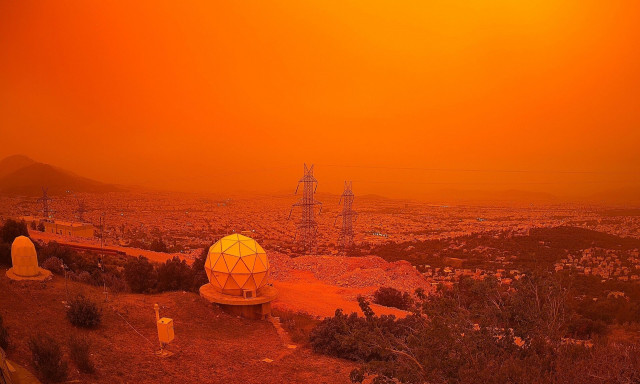 H αφρικανική σκόνη «τύλιξε» την Αττική με την ορατότητα να είναι ελάχιστη - Οι οδηγίες πνευμονολόγων