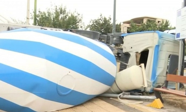 Χαϊδάρι: Μπετονιέρα τούμπαρε στη Λεωφόρο Αθηνών – Βίντεο από τη στιγμή της ανατροπής