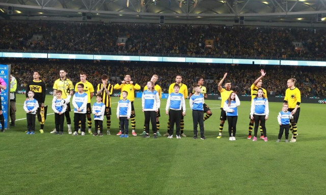 ΑΕΚ – Παναθηναϊκός: Με κλασικές φανέλες η είσοδος των παικτών της «Ένωσης»