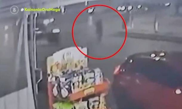 Ίλιον: Αυτοκίνητο παρέσυρε 23χρονη και την εγκατέλειψε - «Ζω από θαύμα» λέει (βίντεο ντοκουμέντο)