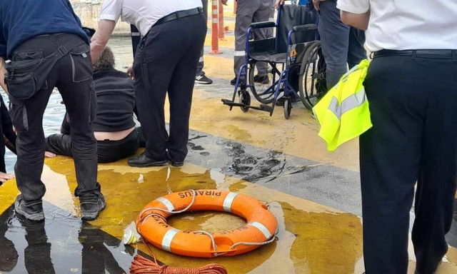 Αναστάτωση στο λιμάνι του Πειραιά: Γυναίκα έπεσε στην θάλασσα πριν την αναχώρηση του Blue Star Naxos