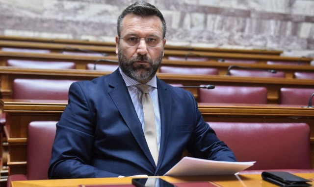 Γραμμένος: Με έπιασε από το λαιμό και με πέταξε στο πάτωμα