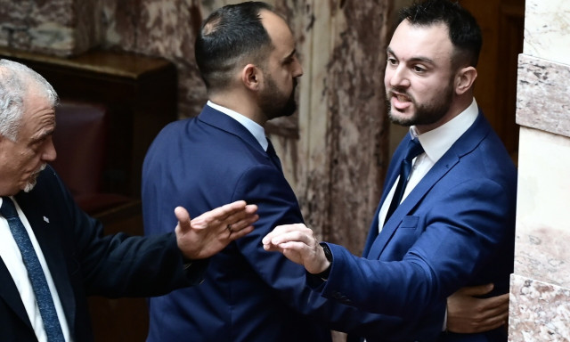 Κρατούμενος όλη τη νύχτα ο Κωνσταντίνος Φλώρος: Καρέ - καρέ η επίθεση στη Βουλή