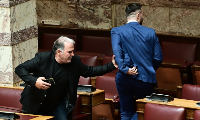 Ξύλο στη Βουλή ανάμεσα σε Κωνσταντίνο Φλώρο και Βασίλη Γραμμένο