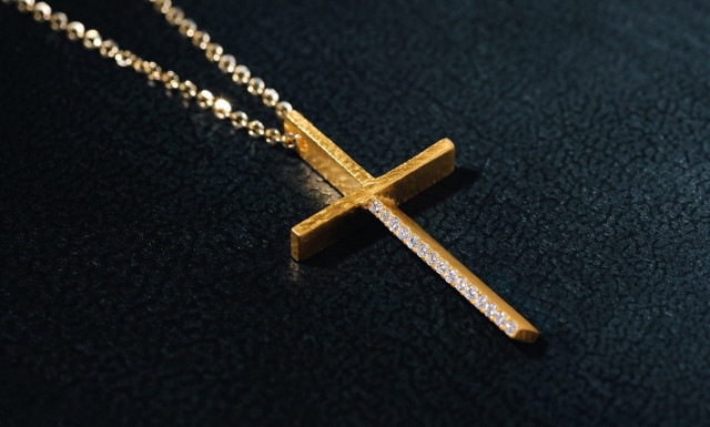 Κοζάνη: 23χρονη αγκάλιασε 82χρονη και της άρπαξε χρυσό σταυρό αξίας 1.000 ευρώ