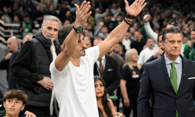 Η επιστροφή του Δ. Γιαννακόπουλου στο ΟΑΚΑ – Τα φιλιά στα παιδιά του και η αποθέωση του κόσμου