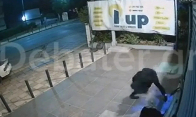 Ντοκουμέντο από την απόπειρα διάρρηξης στη Γλυφάδα – Πολίτης πετάει… γλάστρα στους δράστες