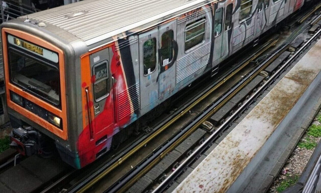 Μαρούσι: 15χρονος έριξε πέτρα σε συρμό του ΗΣΑΠ και τραυμάτισε τον οδηγό - Συνελήφθη από τις Αρχές