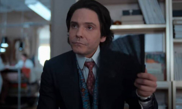 Καρλ Λάγκερφελντ: Το τρέιλερ της σειράς για τον θρυλικό σχεδιαστή μόδας (vid)