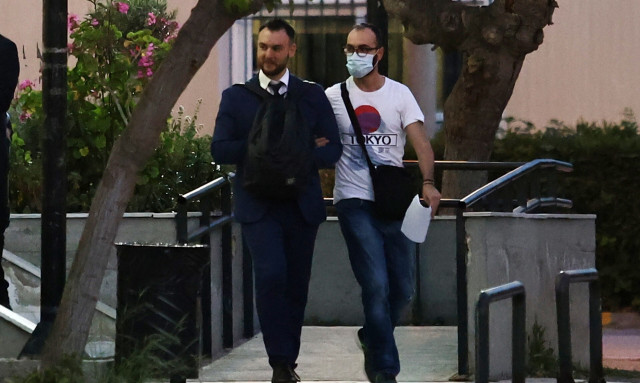 Βουλή: Με ποινή έως και 10 χρόνια αντιμέτωπος ο Φλώρος - Καρέ καρέ το κεφαλοκλείδωμα στον Γραμμένο