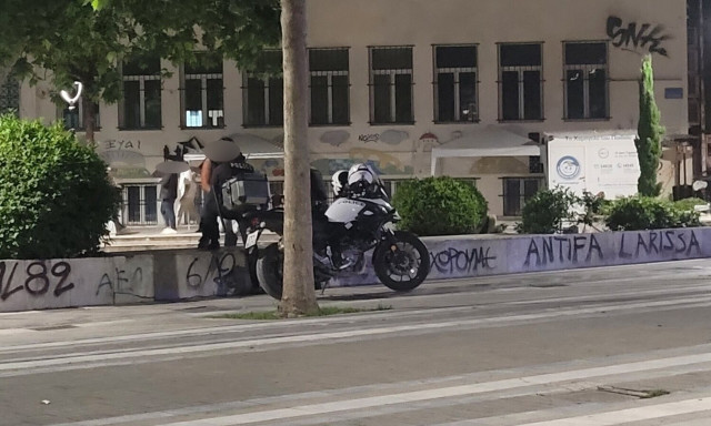 Λάρισα: Αναστάτωση στην πλατεία Ταχυδρομείου – Άντρας άρχισε να βγάζει τα ρούχα του σε κοινή θέα