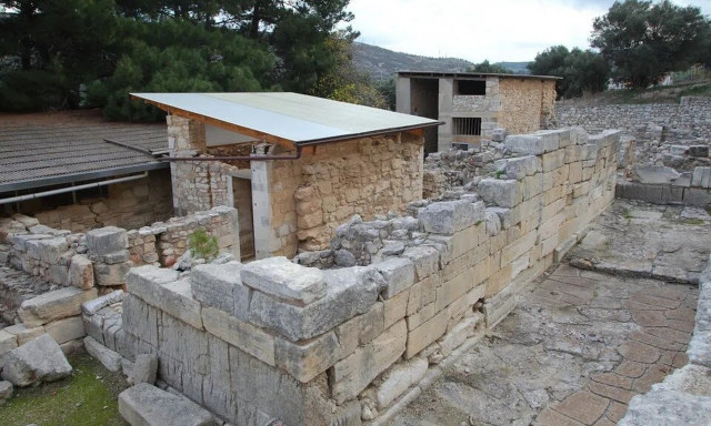 Επεμβάσεις στερέωσης στο «Μικρό Ανάκτορο» της Κνωσού