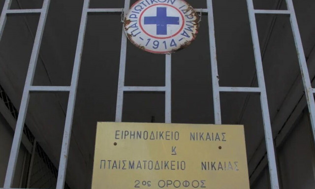 Νίκαια: «Μου έβρισε τη μάνα» – Τι λέει ο δημοτικός σύμβουλος που κουτούλησε τον αντιδήμαρχο