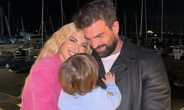 Ιωάννα Τούνη – Δημήτρης Αλεξάνδρου: Κάνουν τραμπάλα στην παιδική χαρά με τον γιο τους