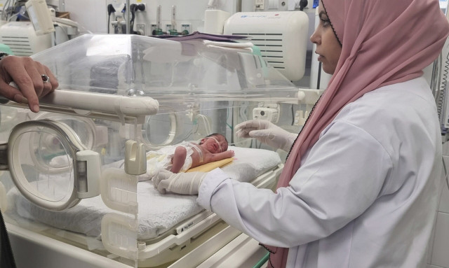 Γάζα: Πέθανε το μωρό που γεννήθηκε με καισαρική από τη νεκρή μητέρα του - Το έθαψαν δίπλα της