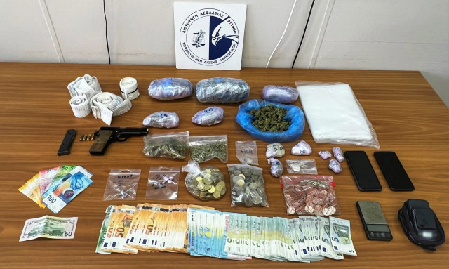 Εξάρχεια: Εντοπίστηκαν ναρκωτικά και πιστόλι - Μία σύλληψη