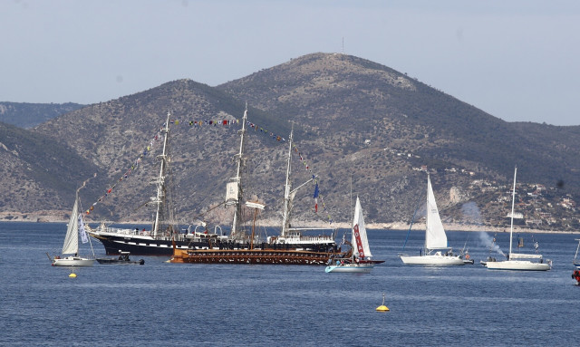 Ξεκίνησε το ταξίδι της Ολυμπιακής Φλόγας προς το Παρίσι - Φωτογραφίες από την αναχώρηση του Belem