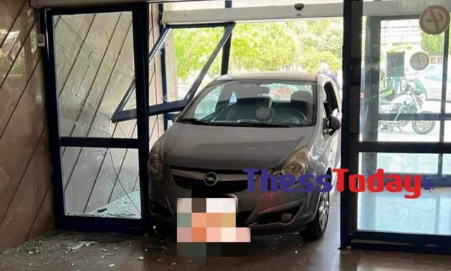 Απίστευτο περιστατικό στη Θεσσαλονίκη: ΙΧ έπεσε στη τζαμαρία του «Ιπποκρατείου»