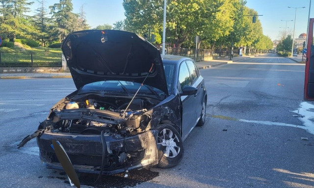 Τροχαίο ατύχημα στη Λάρισα: Σμπαράλια μετά από σφοδρή σύγκρουση