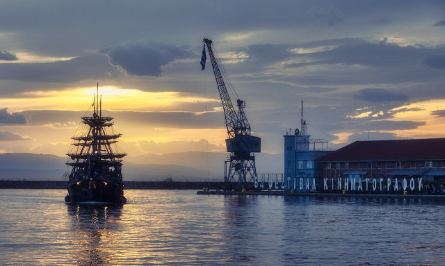 Θεσσαλονίκη: Κρυμμένοι μετανάστες έσκισαν το μουσαμά φορτηγού και άρχισαν να τρέχουν στο λιμάνι