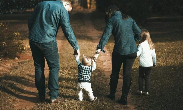 «Σκάει» η ωρολογιακή βόμβα του δημογραφικού - «Η Ελλάδα βιώνει πληθυσμιακή κατάρρευση»