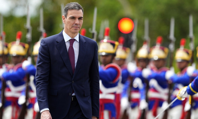 Ισπανία: Υποστηρικτές του Σοσιαλιστικού Κόμματος ζητούν από τον Σάντσεθ να παραμείνει πρωθυπουργός