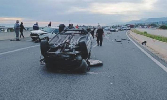 Τροχαίο στην Ολυμπία Οδό – Αναποδογύρισε αυτοκίνητο, από τύχη γλύτωσαν οι επιβάτες