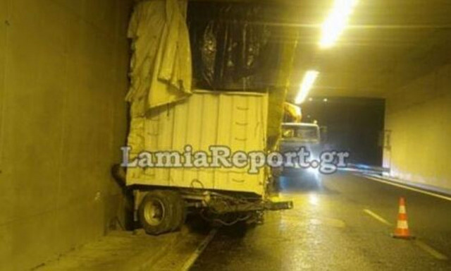 Ανατροπή νταλίκας σε τούνελ: Έκλεισε η εθνική οδός Αθηνών - Λαμίας