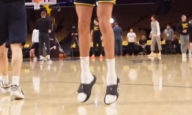 NBA: Απίστευτο! Οι παίκτες των Νάγκετς έκαναν ζέσταμα με παντόφλες - Αυτός είναι ο λόγος (vid)