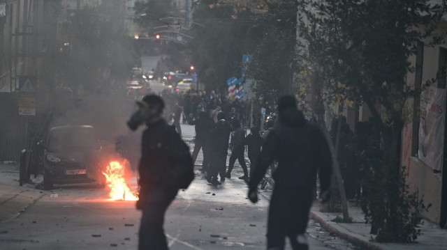 Εξάρχεια: Τραυματίστηκε αστυνομικός σε επεισόδια - Καήκε ολοσχερώς αυτοκίνητο