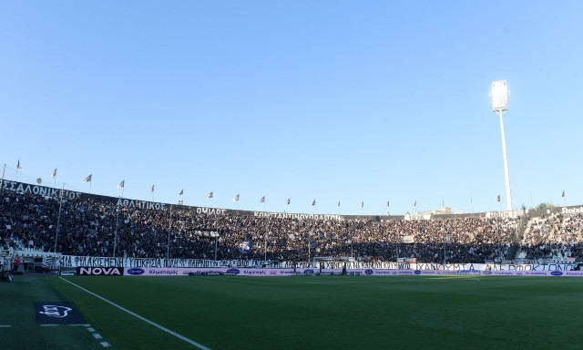 ΠΑΟΚ – ΑΕΚ: Με καθυστέρηση η σέντρα λόγω υβριστικού πανό στην Τούμπα