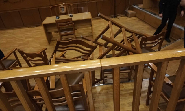 Δίκη για τη φωτιά στο Μάτι: «Αναλαμβάνω την ευθύνη» - Τι λέει ο άνθρωπος που πέταξε καρέκλα