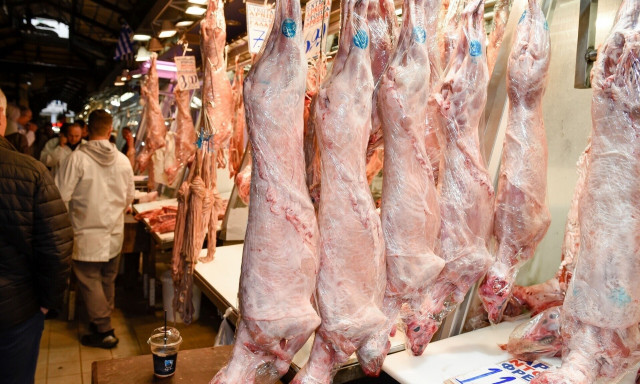 Οι τιμές σε αρνί και κατσίκι στα συνοικιακά κρεοπωλεία, στη Βαρβάκειο και στα σούπερ μάρκετ