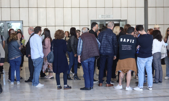 Ντροπή: Όλοι έξω με 10 ευρώ τη μέρα!