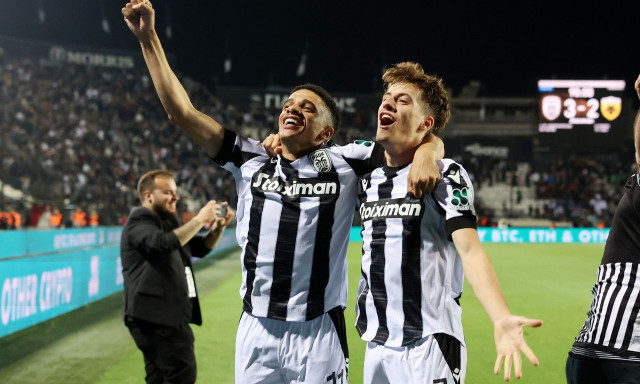 ΠΑΟΚ – ΑΕΚ: Οι ξέφρενοι πανηγυρισμοί στην Τούμπα – «Το πρωτάθλημα έχει δρόμο» (videos)