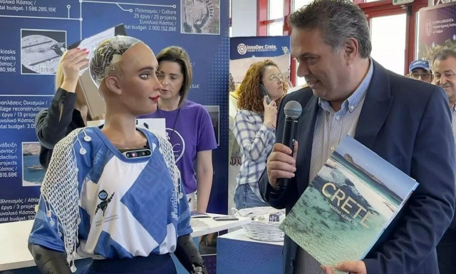 Η Sophia το ρομπότ ήρθε στην Κρήτη: Το προξενιό, οι ατάκες-φωτιά και τα… ευτράπελα!