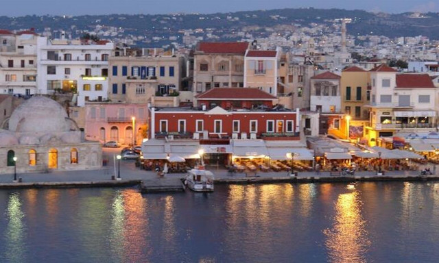 Χαμός στα Χανιά: Στα χέρια επιχειρηματίας και σερβιτόρος διπλανής ταβέρνας