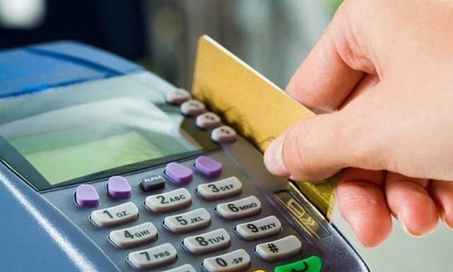 Μείωση 50% των προμηθειών στα POS για συναλλαγές έως 10 ευρώ