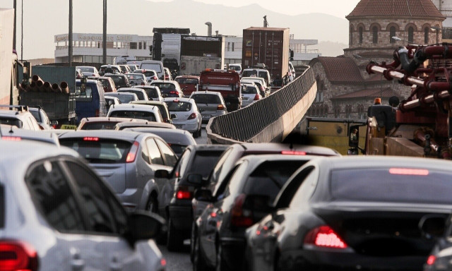 Κίνηση τώρα: Χάος στην Εθνική Οδό - Ουρές χιλιομέτρων, προβλήματα και στην Αττική Οδό