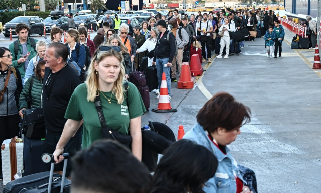 Πειραιάς: Το αδιαχώρητο στο λιμάνι πριν την απεργία της ΠΝΟ - «Φωτιά» τιμές στα ακτοπλοϊκά εισιτήρια