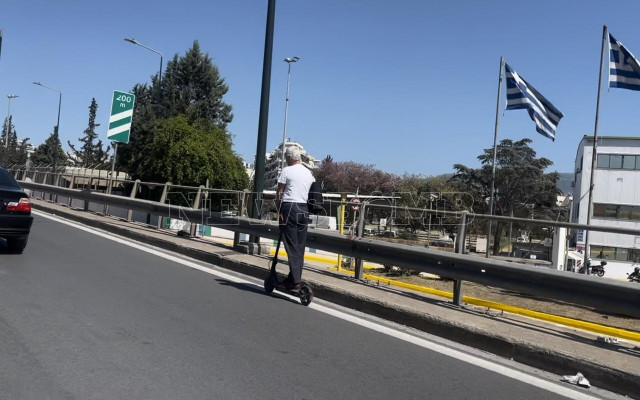 Ασυνείδητος... «κασκαντέρ» βγήκε με το πατίνι του... στον Κηφισό! (pics & vid)