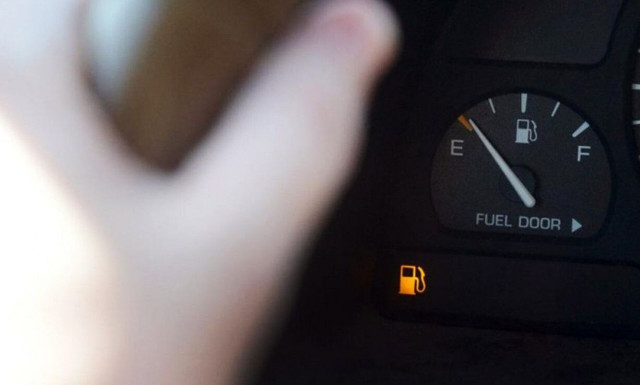 Πόσα χιλιόμετρα θα μπορέσετε να κάνετε με λαμπάκι για το καύσιμο;